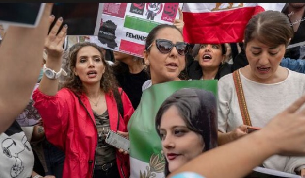 Iranska kvinnor ledande i gatuprotester
